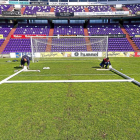 Instalación de los palos de rugby en el José Zorrilla.-PABLO REQUEJO