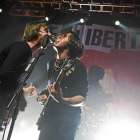 Pete Doherty y  Carl Barat, dos integrante de ‘The Libertines’ en un concierto.-E. M.