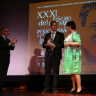 En la imagen, Íñigo Domínguez junto con la alcaldesa de Segovia, Clara Luquero y el presidente de Asociación de la Prensa de Segovia, Alfredo Matesanz-ICAL