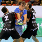 Los riojanos Sánchez-Migallón y Rubén Garabaya frenan el avance del lateral del Recoletas Víctor Rodriguez.-J. M. LOSTAU