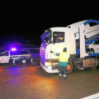 La Guardia Civil procede al embolsamiento de camiones a la altura de la azucarera Acor, ayer en Olmedo.-J.M. LOSTAU