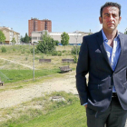 Sunil Bhardawj, junto a la parcela anexa al polideportivo Pisuerga que el Ayuntamiento tenía cedida al club.-J.M. Lostau