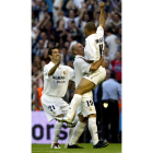 Solari felicita a Ronaldo, izado por Cambiasso.-EL MUNDO