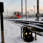Un tren entra en la estación de Milán (Italia).-EFE
