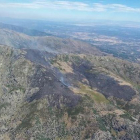Permanecen controlados los fuegos de Candeleda y El Raso, en Ávila-JCYL