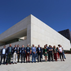 La presidenta de las Cortes, Silvia Clemente, los portavoces de los grupos parlamentarios y funcionarios del Parlamento, guardan un minuto de silencio contra el atentado de Mánchester-ICAL