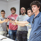 En el centro, Javier Ajenjo brinda con los componentes del grupo Modesty Blaise.-ICAL