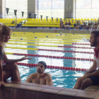 Patricia Conde habla con nadadores, en un episodio de Los poderes extraordinarios del cuerpo humano.-MOVISTAR+
