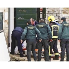 Guardias civiles y bomberos rodean el cuerpo de Irene tras el accidente en la playa de Las Catedrales de Ribadeo (Lugo).  EL PROGRESO