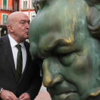 Jesús Julio Carnero besa la estatua de los Goya.- J. M. LOSTAU