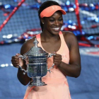 Sloane Stephens, con la copa de ganadora del Abierto de EEUU.-REUTERS / ABBIE PARR