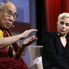 Lady Gaga se ha reunido con el Dalai Lama, con motivo de la Conferencia de Alcaldes en Indianápolis (Estados Unidos).-AP / MICHAEL CONROY