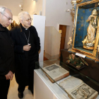 El obispo de León, Julián López (D) inaugura la exposición 'Vidas Consagradas'. Junto a él, el comisario de la exposición, Máximo Rascón (I)-Ical