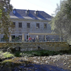 Una imagen de la Casa de la Moneda de Segovia junto al cauce del río.-ICAL