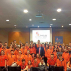 Pablo Trillo posa con los nadadores, técnicos y directivos del Club Deportivo Parquesol.-E. M.