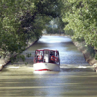 Barco turístico 'Antonio de Ulloa' en el Canal de Castilla. / ICAL