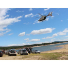 Un helicóptero reforzó durante la jornada de ayer los trabajos de búsqueda del cuerpo del joven  E.J.-D. S.