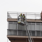 Los bomberos retiran cascotes de un ático de Don Sancho 2, esquina con Cruz Verde. -PHOTOGENIC
