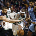 Marc Gasol intenta quitarle el balón a Isiah Thomas, de los Celtics.-EFE / C.J. GUNTHER
