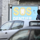 Dos policías belgas toman posiciones después de que tres agentes resultaran heridos en un tiroteo con presuntos yihadistas en Bruselas.-AFP / DIRK WAEM