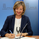 La consejera de Familia e Igualdad, Alicia García, durante la firma de un convenio en materia de violencia de género enmarcado en el modelo integral 'Objetivo Violencia Cero'-ICAL