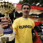 Martín Fiz muestra la copa de campeón tras ganar una carrera.-RICARDO CASES