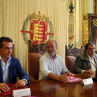 El alcalde de Valladolid, Javier León de la Riva, presenta las novedades de la ofrenda floral a la Virgen de San Lorenzo. Junto a él, el presidente del Gremio de Floristas de Valladolid, Miguel Ángel Carpintero (D), y el hermano mayor de la Hermandad de N-Ical