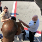 Pasajeros del vuelto de Emirates puesto en cuarentena siendo exhaminados en el aeropuerto de Nueva York-REUTERS