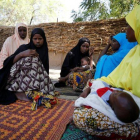 Familiares consuelan a la madre de una de las 110 niñas desaparecidas tras el ataque de Boko Haram a una escuela de Dapchi, en Nigeria.-AFOLABI SOTUNDE (REUTERS)