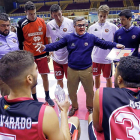 Paco García se dirige a los jugadores durante un tiempo muerto en Pisuerga.-J. M. LOSTAU