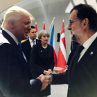 Donald Trump y Mariano Rajoy se saludan al inicio de la cumbre informal de la OTAN, en Bruselas.-