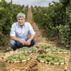 El bodeguero José Moro en su viñedo de Valderramiro, con los tradicionales cestos de uva.-EL MUNDO