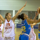 La americana de Ponce, Alyesha Lovett, intenta una canasta pasada ante Alba Ibañez.-MIGUEL ÁNGEL SANTOS