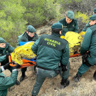 Agentes de la Guardia Civil desplazan a José Valdivieso en camilla, con síntomas de hipotermia, ayer.-GUARDIA CIVIL