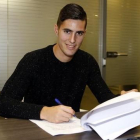 Sergi Guardiola firma su nuevo contrato con el Barça B.-FC BARCELONA