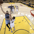 El jugador de los Grizzlies Marc Gasol lucha por el balón con David Lee.-Foto: EFE