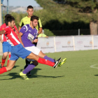 Dos jugadores pugnan por el balón en el partido entre Atlético Tordesillas y Gimnástica Medinense.-REYES MOYANO