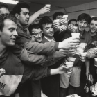 Febrero de 1995. Los jugadores del BM Valladolid festejan el fin del encierro en el vestuario / EL MUNDO