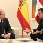 El presidente de la Junta de Castilla y León, Juan Vicente Herrera, se reúne con el presidente del Gobierno, Pedro Sánchez.-ICAL