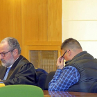 El abogado Jesís Verdugo con el acusado el crimen en el inicio del juicio con jurado el pasado viernes.-ICAL