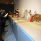 Herrera y Bolaños contemplan la tauromaquia de Cháez.-ICAL