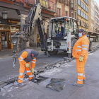 Dos operarios en unas obras de pavimentación. | J.M. LOSTAU