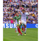 Anuar disputa el balón con el alavesista Jony.-MIGUEL ÁNGEL SANTOS