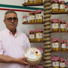 Félix Vicente Pastor posa junto a una muestra de los quesos que elabora.-J. L. C.