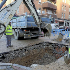 Trabajos de reparación en la avería de la calle Joaquín María Jalón el pasado 28 de noviembre.-Marta Fernández