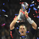 Tom Brady levanta el trofeo Vince Lombardi tras ganar la Super Bowl.-AFP / TIMOTHY A. CLARY