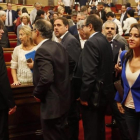 Inés Arrimadas pasa junto a miembros del Govern, este miércoles, en el hemiciclo del Parlament.-JULIO CARBO