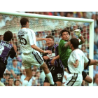 Imagen de archivo del último triunfo del Real Valladolid en el Bernabeu en el año 2000. / EL MUNDO