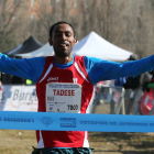 El atleta eritreo Kidane Tadese, brazos en alto, entrando en meta-M. Álvarez