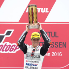 Francesco Bagnaia celebra su victoria en Moto3, en el circuito de Assen.-AP / VINCENT JANNINK